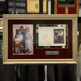 Поздравительная открытка, датируемая 1985 годом, с автографами принца Чарльза и принцессы Дианы